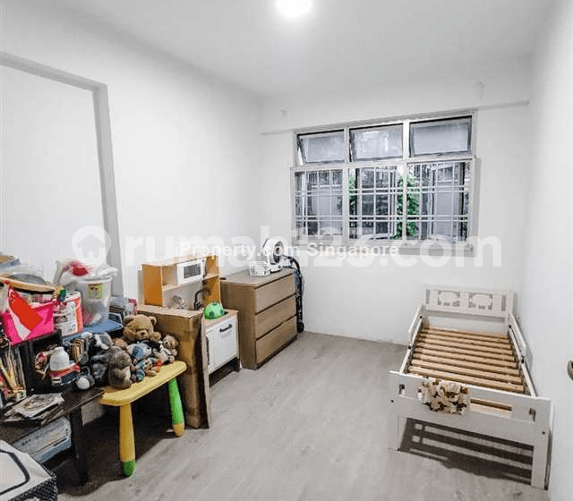 Tampines, Blk 879B