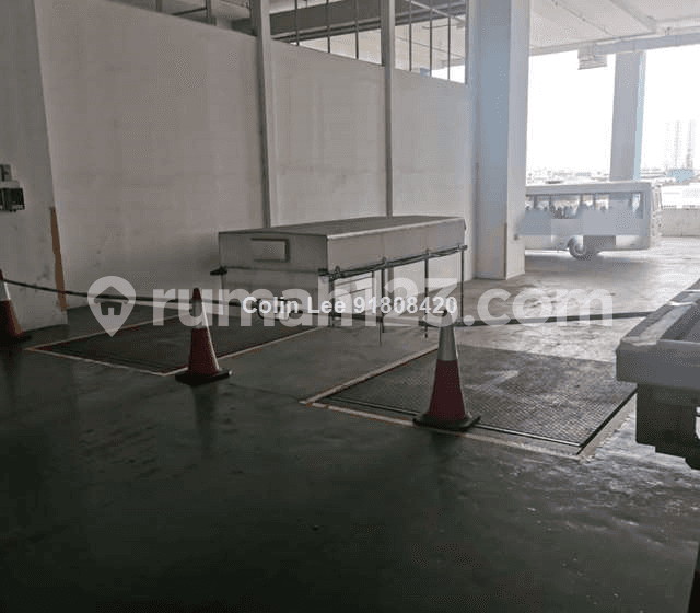 High ceiling warehouse overhead crane loading bay