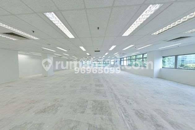 Refurbished Building With Fitted Space Located Near MRT And Expressway