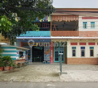 Dijual Ruko/Ruang Usaha Lokasi Komersial Popular di Depok Cocok untuk Usaha. Jalan Ramai, Banyak Perumahan & Dekat Pintu Tol. Properti di Area Ini Terbatas, Banyak Peminat. Tanah Baru, Beji, Depok. 2 Lantai.