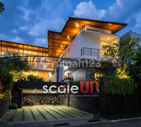 Rumah Keren Desain Villa Tropis Split Level di Setra Duta Bandung Utara