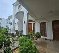 Rumah Cantik Gaya Klasik Komplek Cinere Terdepan. 