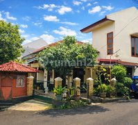 Rumah Mungil, Klasik, dan Kokoh di Mega Cinere