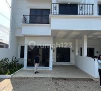 Rumah Mewah 2.Lantai Pintu Tol dan Stasiun Kereta