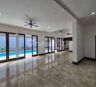 Disewakan Rumah Cantik dan Siap Huni di Jl. Dharmawangsa, Kebayoran Baru.