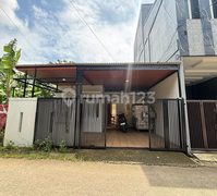 Rumah Simple Banget Tapi Lokasi Strategis Nempel Pintu Tol Limo.