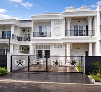 Rumah Gaya Klasik Eropa Komplek Megapolitan Cinere