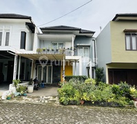 Hanya 1 Menit Pintu Tol Krukut, Rumah Luas 2 Lantai di Cinere, Depok