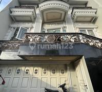 Tinggal Bawa Koper! Rumah Mewah 3.5 Lt Desain European Style