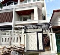 Rumah Mewah 3.5Lt dengan Lift Strategis Puri Indah Jakarta Barat