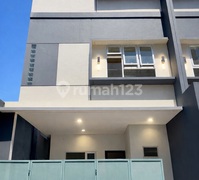 Jarang Ada! Rumah Baru Huk 6X11 Strategis Tanjung Duren Hadap Timur