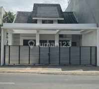 Jual Rumah Strategis di Jalan Utama Besar Kencana Loka