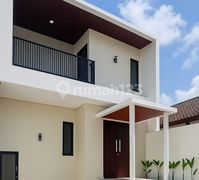 Rumah Modern Minimalis 2 Lantai di Tengah Kota Ada Balkon