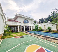 Rumah Taman Luas Lokasi Strategis Cipete 