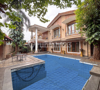 Rumah Luas Desain Klasik Cocok Untuk Hunian Atau Usaha Lokasi Dijalan Utama