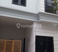 Rumah Townhouse Rooftop Jakarta Selatan 800 Juta Dekat Tol Dll
