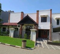 Harga Terbaik di Vcm, Rumah Mewah Asri Hadap Taman