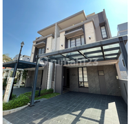 Rumah Luas Megah 3 Lantai dengan 5 Kamar Tidur Dijual di Jakarta Timur Sangat Premium