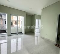 Bangunan Baru. Rumah Minimalis Modern. 3½ Lantai. Hadap Selatan.
