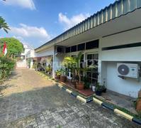 Rumah Lama di Kuningan, Belakang Kedutaan Australia/Inggris, Lokasi Tenang, Luas Tanah 1845 M2, Rp75milyar