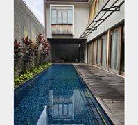 Rumah Bagus dalam Komplek Elite Cinere dengan Kolam Renang