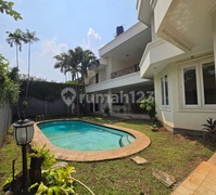 Disewakan Rumah Cantik Mewah Putih Dekat Sekolah Internasional Dan Dekat Kuliner Dan Dekat Kuningan Dan Kebayoran Baru Area Kemang Jakarta Selatan 