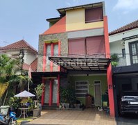 Rumah Bagus 3 Lantai di Pesona Khayangan Mungil Depok Siap Huni