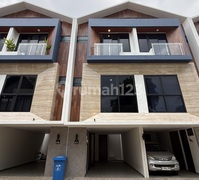 Hunian 3,5 Lantai Konsep Scandinavian Ala Apartement di Cilandak.