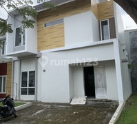 Jual Cepat! Halton Place Menteng - Rumah 2 Lantai Mewah Wiraland - Harga 1.65 M!