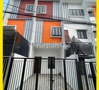 Ana Rumah Baru 3Lt Luas 4X14m Lokasi Bagus di Tanjung Duren - * Good- Deal !!*