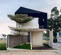 Temukan Rumah 2 Lantai yang Modern Ini, Dijual dengan Pemandangan Indah yang Menambah Nilai Estetika di Lingkungan Hunian. Rumah Ini Berada di Wilayah yang Mudah Dijangkau serta Menghadirkan Lingkungan Fasilitas yang Lengkap, Cocok untuk Anda yang Menging