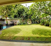 Rumah Rapi, Luas, Siap Huni dengan Backyard Luas dan Kolam Renang, Dekat Sekolah Belanda