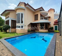 Hunian 2 Lantai Klasik & Asri dengan Kolam Renang – Cinere