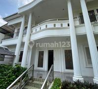 Rumah Mewah di Villa Cinere Mas Layout Lapang Ada Swimming Pool