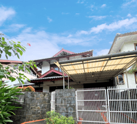 Rumah 2 Lantai Siap Huni Hadap Selatan Ceiling Tinggi Ada Taman