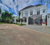 Luxurious Classic House 2.5 Lantai Hadap Timur