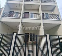 Rumah Baru Minimalis Sederhana 3 Lantai di Duri Kepa