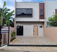 Rumah 2 Lantai, Siap Huni Dekat Kampus UI, Stasiun & Mall