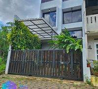 RUMAH MODERN 3.5 LANTAI DALAM CLUSTER DEKAT TOL BRIGIF