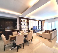 Rumah Mewah dengan Kolam Renang Siap Huni di Kemang