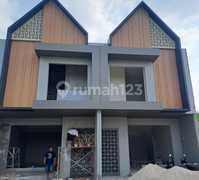 Rumah 2 Lantai Scandinavian di Jl Reni Dekat Area Kesehatan
