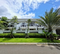 Pondok Indah Full Furnished Lokasi Prime Depan Taman