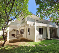 Rumah Cantik Desain Minimalis Posisi Hoek Bisa Untuk Tempat Usaha & Kantor