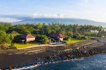 Freehold - Tranquil Oceanfront Retreat: Luxury Living on Pristine Beachfront Property in Karangasem