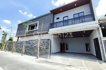 Rumah Mewah Kolam Renang Area Tengah Kota Solo