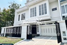Rumah Mewah American Style di Boulevard Araya Golf Malang