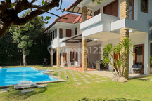 For Rent Graha Family Furnished A Cozy House. Swpool & Golf View 1.825 M2 Rumah Bagus di Perumahan Pulau Golf Graha Famili, Jl. Raya Golf Graha Famili Blok G-H, Pradahkali Kendal, Dukuh Pakis, Kota Surabaya, Jawa Timur, Indonesia, 60226, Dukuh Pakis