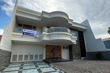 Disewa Rumah Lux 2 Lantai * Jln Imam Bonjol * Surabaya Pusat * Parkir Luas * Lt 780 M2 +/- 15 X 52 M2 Lb +/- 650 M2 || 2 Lantai Lantai.* Ada 1 Kamar Tidur Utama & 3 Kamar Tidur Kecil Lantai 2 Ada 1 Kt Utama & 2 Kt Besar * Lokasi Prestisius * Berada Dianta