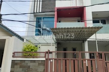 Rumah Minimalis Rapih Siap Pakai 3 Lantai Row Jalan 2 Mobil Semi Furnished Lokasi Strategis Disewakan Lokasi Strategis Kemayoran Jakarta Pusat
