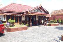 Rumah Etnik Jawa Dan 4 Ruko Jalan Brigjen Katamso